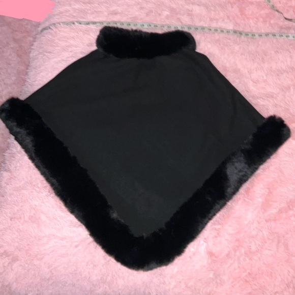 ✨💫ELEGANT BLACK FAUX FUR TRIM SHAWL💫✨ - Picture 3 of 7